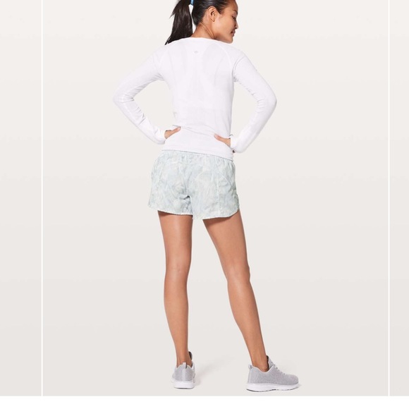 Lululemon tracker shorts sz 4 EUC jasmine white - Picture 3 of 6